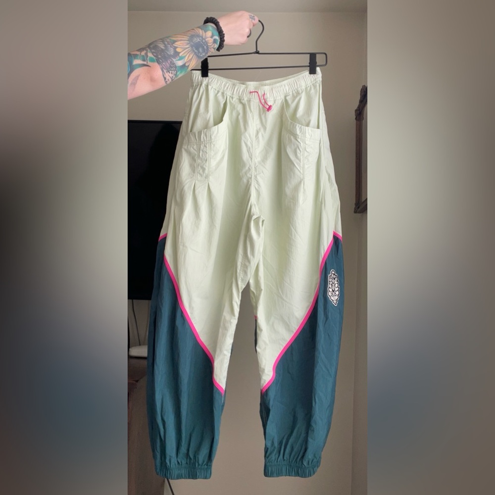 NWOT- FP Movement Freeflow Pants - Picture 3 of 3